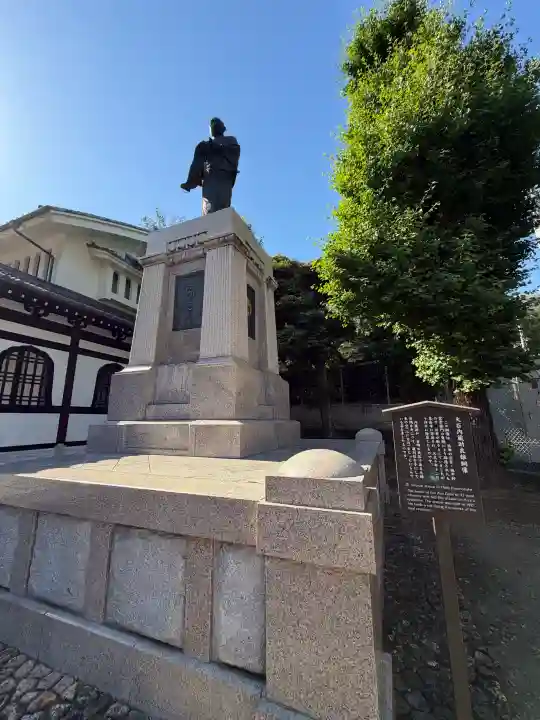 泉岳寺の{uncategorized: "未分類", other: "その他", undefined: "問題あり", building: "その他建物", grave: "お墓", sacred_gate: "鳥居", guardian: "狛犬", statue: "像", buddha: "仏像", history: "歴史", nature: "自然", garden: "庭園", animal: "動物", pagoda: "塔", temizu: "手水舎", mountain_gate: "山門・神門", sanctuary: "本殿・本堂", subordinate: "末社・摂社", art: "芸術", scenery: "景色", jizo: "地蔵", ema: "絵馬", goshuin: "御朱印", omikuji: "おみくじ", items: "授与品その他", amulet: "お守り", goshuincho: "御朱印帳", eats: "食事", festival: "お祭り", votive_dance: "神楽", shichigosan: "七五三参", wedding: "結婚式", experience: "体験その他", initially: "初詣", around: "周辺", anti_infection: "感染症対策"}