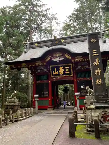 三峯神社の山門