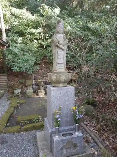 蛇苦止明神（蛇苦止堂）の{uncategorized: "未分類", other: "その他", undefined: "問題あり", building: "その他建物", grave: "お墓", sacred_gate: "鳥居", guardian: "狛犬", statue: "像", buddha: "仏像", history: "歴史", nature: "自然", garden: "庭園", animal: "動物", pagoda: "塔", temizu: "手水舎", mountain_gate: "山門・神門", sanctuary: "本殿・本堂", subordinate: "末社・摂社", art: "芸術", scenery: "景色", jizo: "地蔵", ema: "絵馬", goshuin: "御朱印", omikuji: "おみくじ", items: "授与品その他", amulet: "お守り", goshuincho: "御朱印帳", eats: "食事", festival: "お祭り", votive_dance: "神楽", shichigosan: "七五三参", wedding: "結婚式", experience: "体験その他", initially: "初詣", around: "周辺", anti_infection: "感染症対策"}