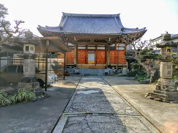 興西寺の本殿・本堂