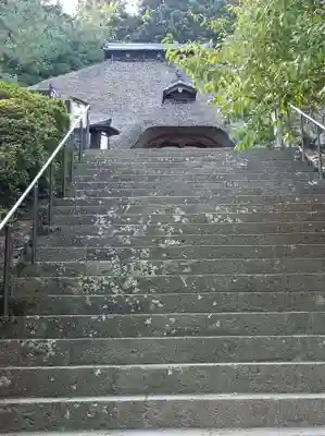 社殿 茅葺き屋根です。