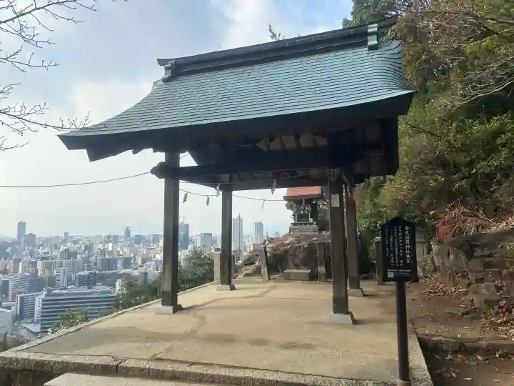 金光稲荷神社の{uncategorized: "未分類", other: "その他", undefined: "問題あり", building: "その他建物", grave: "お墓", sacred_gate: "鳥居", guardian: "狛犬", statue: "像", buddha: "仏像", history: "歴史", nature: "自然", garden: "庭園", animal: "動物", pagoda: "塔", temizu: "手水舎", mountain_gate: "山門・神門", sanctuary: "本殿・本堂", subordinate: "末社・摂社", art: "芸術", scenery: "景色", jizo: "地蔵", ema: "絵馬", goshuin: "御朱印", omikuji: "おみくじ", items: "授与品その他", amulet: "お守り", goshuincho: "御朱印帳", eats: "食事", festival: "お祭り", votive_dance: "神楽", shichigosan: "七五三参", wedding: "結婚式", experience: "体験その他", initially: "初詣", around: "周辺", anti_infection: "感染症対策"}
