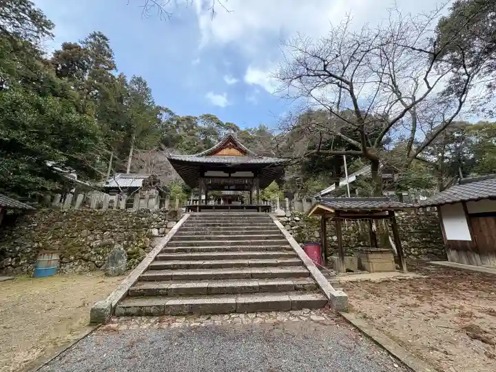 石座神社の{uncategorized: "未分類", other: "その他", undefined: "問題あり", building: "その他建物", grave: "お墓", sacred_gate: "鳥居", guardian: "狛犬", statue: "像", buddha: "仏像", history: "歴史", nature: "自然", garden: "庭園", animal: "動物", pagoda: "塔", temizu: "手水舎", mountain_gate: "山門・神門", sanctuary: "本殿・本堂", subordinate: "末社・摂社", art: "芸術", scenery: "景色", jizo: "地蔵", ema: "絵馬", goshuin: "御朱印", omikuji: "おみくじ", items: "授与品その他", amulet: "お守り", goshuincho: "御朱印帳", eats: "食事", festival: "お祭り", votive_dance: "神楽", shichigosan: "七五三参", wedding: "結婚式", experience: "体験その他", initially: "初詣", around: "周辺", anti_infection: "感染症対策"}
