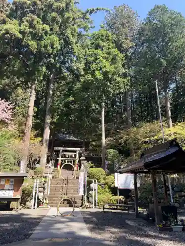 日光大室高龗神社の{uncategorized: "未分類", other: "その他", undefined: "問題あり", building: "その他建物", grave: "お墓", sacred_gate: "鳥居", guardian: "狛犬", statue: "像", buddha: "仏像", history: "歴史", nature: "自然", garden: "庭園", animal: "動物", pagoda: "塔", temizu: "手水舎", mountain_gate: "山門・神門", sanctuary: "本殿・本堂", subordinate: "末社・摂社", art: "芸術", scenery: "景色", jizo: "地蔵", ema: "絵馬", goshuin: "御朱印", omikuji: "おみくじ", items: "授与品その他", amulet: "お守り", goshuincho: "御朱印帳", eats: "食事", festival: "お祭り", votive_dance: "神楽", shichigosan: "七五三参", wedding: "結婚式", experience: "体験その他", initially: "初詣", around: "周辺", anti_infection: "感染症対策"}