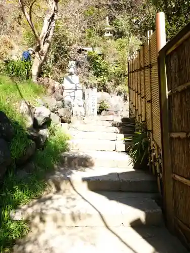 銭洗弁財天宇賀福神社の{uncategorized: "未分類", other: "その他", undefined: "問題あり", building: "その他建物", grave: "お墓", sacred_gate: "鳥居", guardian: "狛犬", statue: "像", buddha: "仏像", history: "歴史", nature: "自然", garden: "庭園", animal: "動物", pagoda: "塔", temizu: "手水舎", mountain_gate: "山門・神門", sanctuary: "本殿・本堂", subordinate: "末社・摂社", art: "芸術", scenery: "景色", jizo: "地蔵", ema: "絵馬", goshuin: "御朱印", omikuji: "おみくじ", items: "授与品その他", amulet: "お守り", goshuincho: "御朱印帳", eats: "食事", festival: "お祭り", votive_dance: "神楽", shichigosan: "七五三参", wedding: "結婚式", experience: "体験その他", initially: "初詣", around: "周辺", anti_infection: "感染症対策"}