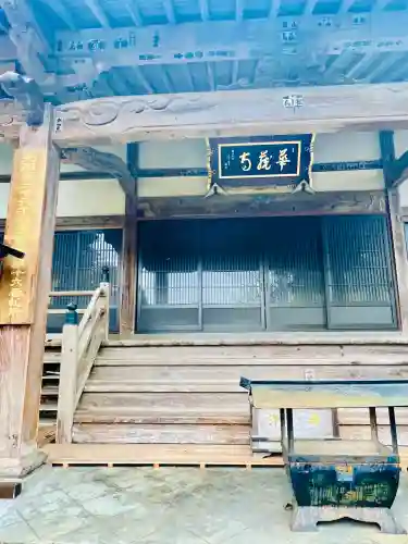華藏寺(梅澤不動尊) の{uncategorized: "未分類", other: "その他", undefined: "問題あり", building: "その他建物", grave: "お墓", sacred_gate: "鳥居", guardian: "狛犬", statue: "像", buddha: "仏像", history: "歴史", nature: "自然", garden: "庭園", animal: "動物", pagoda: "塔", temizu: "手水舎", mountain_gate: "山門・神門", sanctuary: "本殿・本堂", subordinate: "末社・摂社", art: "芸術", scenery: "景色", jizo: "地蔵", ema: "絵馬", goshuin: "御朱印", omikuji: "おみくじ", items: "授与品その他", amulet: "お守り", goshuincho: "御朱印帳", eats: "食事", festival: "お祭り", votive_dance: "神楽", shichigosan: "七五三参", wedding: "結婚式", experience: "体験その他", initially: "初詣", around: "周辺", anti_infection: "感染症対策"}
