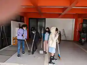 月に2回。1日と16日。
正信偈(朝から声を出す)のおつとめ。
それまでの半月を振り返り、この先半月の目標を思い浮かべながら過ごす、黙念。
お寺で参加していればお寺のあちこちを、
オンラインで参加していれば身の回りをお掃除。
どんなことがあったか、近況報告や、日頃の疑問など気軽に話す茶話会。
朝7時30分より、やっています。
どうぞ好きな時間にお越しください。