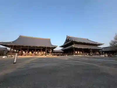 東本願寺（真宗本廟）の{uncategorized: "未分類", other: "その他", undefined: "問題あり", building: "その他建物", grave: "お墓", sacred_gate: "鳥居", guardian: "狛犬", statue: "像", buddha: "仏像", history: "歴史", nature: "自然", garden: "庭園", animal: "動物", pagoda: "塔", temizu: "手水舎", mountain_gate: "山門・神門", sanctuary: "本殿・本堂", subordinate: "末社・摂社", art: "芸術", scenery: "景色", jizo: "地蔵", ema: "絵馬", goshuin: "御朱印", omikuji: "おみくじ", items: "授与品その他", amulet: "お守り", goshuincho: "御朱印帳", eats: "食事", festival: "お祭り", votive_dance: "神楽", shichigosan: "七五三参", wedding: "結婚式", experience: "体験その他", initially: "初詣", around: "周辺", anti_infection: "感染症対策"}