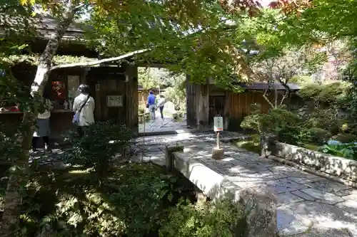 宝泉院の山門