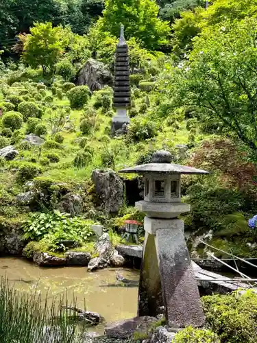 教伝寺の庭園