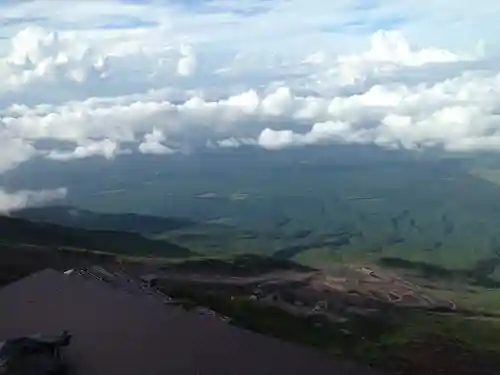 富士山頂上浅間大社奥宮の景色