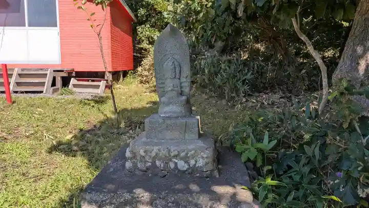 歌露稲荷神社の仏像