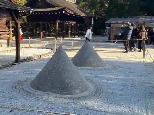 賀茂別雷神社（上賀茂神社）の{uncategorized: "未分類", other: "その他", undefined: "問題あり", building: "その他建物", grave: "お墓", sacred_gate: "鳥居", guardian: "狛犬", statue: "像", buddha: "仏像", history: "歴史", nature: "自然", garden: "庭園", animal: "動物", pagoda: "塔", temizu: "手水舎", mountain_gate: "山門・神門", sanctuary: "本殿・本堂", subordinate: "末社・摂社", art: "芸術", scenery: "景色", jizo: "地蔵", ema: "絵馬", goshuin: "御朱印", omikuji: "おみくじ", items: "授与品その他", amulet: "お守り", goshuincho: "御朱印帳", eats: "食事", festival: "お祭り", votive_dance: "神楽", shichigosan: "七五三参", wedding: "結婚式", experience: "体験その他", initially: "初詣", around: "周辺", anti_infection: "感染症対策"}