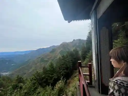 三峯神社の{uncategorized: "未分類", other: "その他", undefined: "問題あり", building: "その他建物", grave: "お墓", sacred_gate: "鳥居", guardian: "狛犬", statue: "像", buddha: "仏像", history: "歴史", nature: "自然", garden: "庭園", animal: "動物", pagoda: "塔", temizu: "手水舎", mountain_gate: "山門・神門", sanctuary: "本殿・本堂", subordinate: "末社・摂社", art: "芸術", scenery: "景色", jizo: "地蔵", ema: "絵馬", goshuin: "御朱印", omikuji: "おみくじ", items: "授与品その他", amulet: "お守り", goshuincho: "御朱印帳", eats: "食事", festival: "お祭り", votive_dance: "神楽", shichigosan: "七五三参", wedding: "結婚式", experience: "体験その他", initially: "初詣", around: "周辺", anti_infection: "感染症対策"}