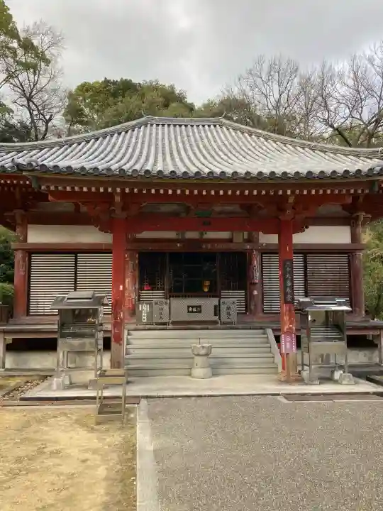 観音寺の{uncategorized: "未分類", other: "その他", undefined: "問題あり", building: "その他建物", grave: "お墓", sacred_gate: "鳥居", guardian: "狛犬", statue: "像", buddha: "仏像", history: "歴史", nature: "自然", garden: "庭園", animal: "動物", pagoda: "塔", temizu: "手水舎", mountain_gate: "山門・神門", sanctuary: "本殿・本堂", subordinate: "末社・摂社", art: "芸術", scenery: "景色", jizo: "地蔵", ema: "絵馬", goshuin: "御朱印", omikuji: "おみくじ", items: "授与品その他", amulet: "お守り", goshuincho: "御朱印帳", eats: "食事", festival: "お祭り", votive_dance: "神楽", shichigosan: "七五三参", wedding: "結婚式", experience: "体験その他", initially: "初詣", around: "周辺", anti_infection: "感染症対策"}