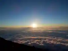 富士山頂上浅間大社奥宮の景色