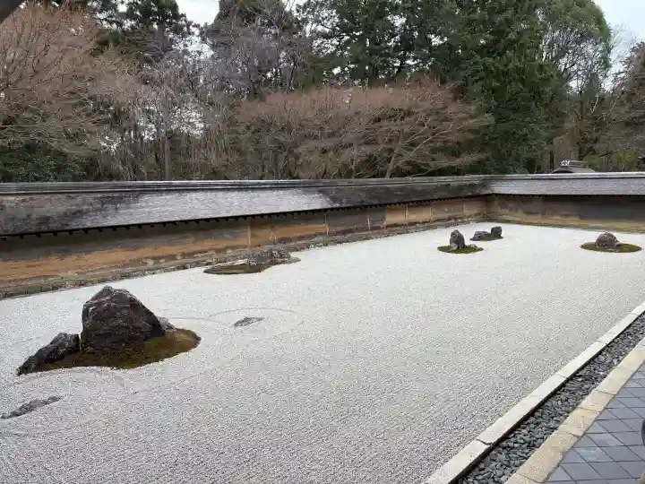 龍安寺の{uncategorized: "未分類", other: "その他", undefined: "問題あり", building: "その他建物", grave: "お墓", sacred_gate: "鳥居", guardian: "狛犬", statue: "像", buddha: "仏像", history: "歴史", nature: "自然", garden: "庭園", animal: "動物", pagoda: "塔", temizu: "手水舎", mountain_gate: "山門・神門", sanctuary: "本殿・本堂", subordinate: "末社・摂社", art: "芸術", scenery: "景色", jizo: "地蔵", ema: "絵馬", goshuin: "御朱印", omikuji: "おみくじ", items: "授与品その他", amulet: "お守り", goshuincho: "御朱印帳", eats: "食事", festival: "お祭り", votive_dance: "神楽", shichigosan: "七五三参", wedding: "結婚式", experience: "体験その他", initially: "初詣", around: "周辺", anti_infection: "感染症対策"}