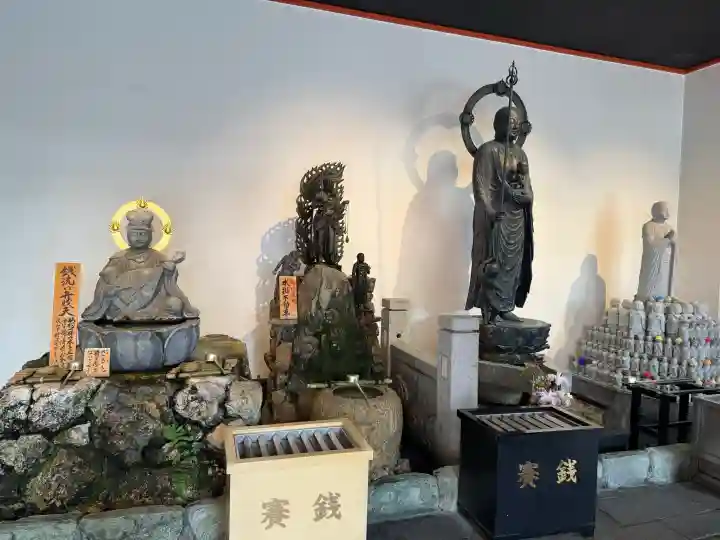 六波羅蜜寺の{uncategorized: "未分類", other: "その他", undefined: "問題あり", building: "その他建物", grave: "お墓", sacred_gate: "鳥居", guardian: "狛犬", statue: "像", buddha: "仏像", history: "歴史", nature: "自然", garden: "庭園", animal: "動物", pagoda: "塔", temizu: "手水舎", mountain_gate: "山門・神門", sanctuary: "本殿・本堂", subordinate: "末社・摂社", art: "芸術", scenery: "景色", jizo: "地蔵", ema: "絵馬", goshuin: "御朱印", omikuji: "おみくじ", items: "授与品その他", amulet: "お守り", goshuincho: "御朱印帳", eats: "食事", festival: "お祭り", votive_dance: "神楽", shichigosan: "七五三参", wedding: "結婚式", experience: "体験その他", initially: "初詣", around: "周辺", anti_infection: "感染症対策"}