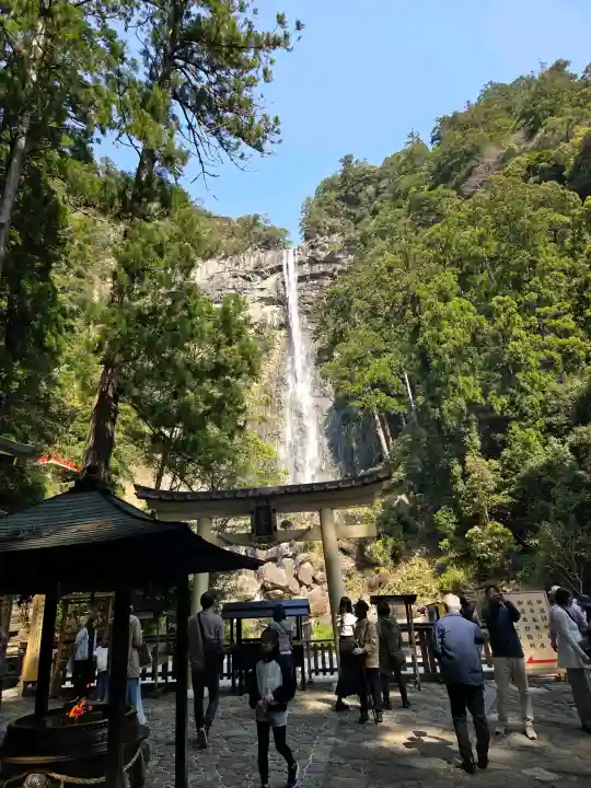 飛瀧神社(熊野那智大社別宮)の{uncategorized: "未分類", other: "その他", undefined: "問題あり", building: "その他建物", grave: "お墓", sacred_gate: "鳥居", guardian: "狛犬", statue: "像", buddha: "仏像", history: "歴史", nature: "自然", garden: "庭園", animal: "動物", pagoda: "塔", temizu: "手水舎", mountain_gate: "山門・神門", sanctuary: "本殿・本堂", subordinate: "末社・摂社", art: "芸術", scenery: "景色", jizo: "地蔵", ema: "絵馬", goshuin: "御朱印", omikuji: "おみくじ", items: "授与品その他", amulet: "お守り", goshuincho: "御朱印帳", eats: "食事", festival: "お祭り", votive_dance: "神楽", shichigosan: "七五三参", wedding: "結婚式", experience: "体験その他", initially: "初詣", around: "周辺", anti_infection: "感染症対策"}