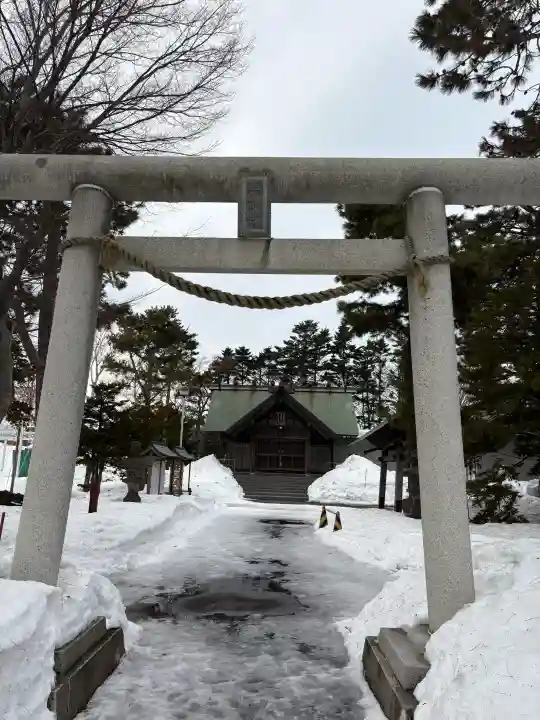 丘珠神社の{uncategorized: "未分類", other: "その他", undefined: "問題あり", building: "その他建物", grave: "お墓", sacred_gate: "鳥居", guardian: "狛犬", statue: "像", buddha: "仏像", history: "歴史", nature: "自然", garden: "庭園", animal: "動物", pagoda: "塔", temizu: "手水舎", mountain_gate: "山門・神門", sanctuary: "本殿・本堂", subordinate: "末社・摂社", art: "芸術", scenery: "景色", jizo: "地蔵", ema: "絵馬", goshuin: "御朱印", omikuji: "おみくじ", items: "授与品その他", amulet: "お守り", goshuincho: "御朱印帳", eats: "食事", festival: "お祭り", votive_dance: "神楽", shichigosan: "七五三参", wedding: "結婚式", experience: "体験その他", initially: "初詣", around: "周辺", anti_infection: "感染症対策"}