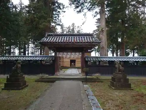 守りの神　藤基神社の山門・神門