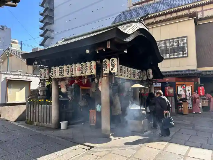 法善寺の{uncategorized: "未分類", other: "その他", undefined: "問題あり", building: "その他建物", grave: "お墓", sacred_gate: "鳥居", guardian: "狛犬", statue: "像", buddha: "仏像", history: "歴史", nature: "自然", garden: "庭園", animal: "動物", pagoda: "塔", temizu: "手水舎", mountain_gate: "山門・神門", sanctuary: "本殿・本堂", subordinate: "末社・摂社", art: "芸術", scenery: "景色", jizo: "地蔵", ema: "絵馬", goshuin: "御朱印", omikuji: "おみくじ", items: "授与品その他", amulet: "お守り", goshuincho: "御朱印帳", eats: "食事", festival: "お祭り", votive_dance: "神楽", shichigosan: "七五三参", wedding: "結婚式", experience: "体験その他", initially: "初詣", around: "周辺", anti_infection: "感染症対策"}