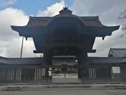 本山専修寺の山門・神門