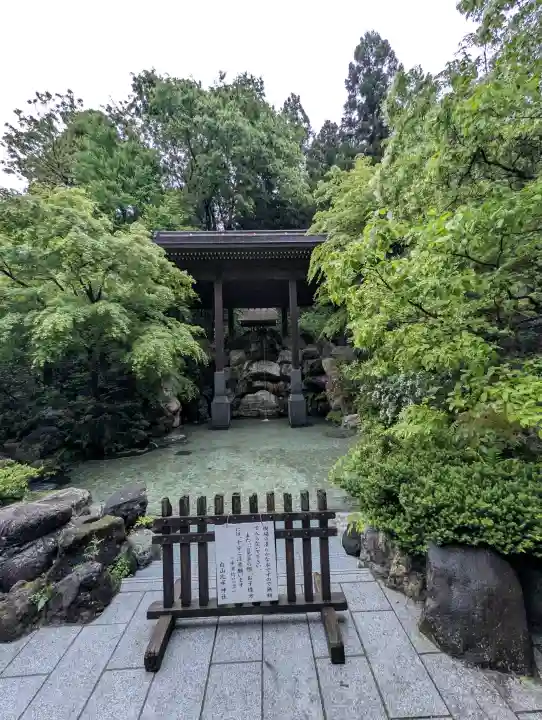 白山比咩神社の{uncategorized: "未分類", other: "その他", undefined: "問題あり", building: "その他建物", grave: "お墓", sacred_gate: "鳥居", guardian: "狛犬", statue: "像", buddha: "仏像", history: "歴史", nature: "自然", garden: "庭園", animal: "動物", pagoda: "塔", temizu: "手水舎", mountain_gate: "山門・神門", sanctuary: "本殿・本堂", subordinate: "末社・摂社", art: "芸術", scenery: "景色", jizo: "地蔵", ema: "絵馬", goshuin: "御朱印", omikuji: "おみくじ", items: "授与品その他", amulet: "お守り", goshuincho: "御朱印帳", eats: "食事", festival: "お祭り", votive_dance: "神楽", shichigosan: "七五三参", wedding: "結婚式", experience: "体験その他", initially: "初詣", around: "周辺", anti_infection: "感染症対策"}