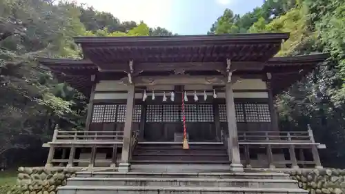 白山神社の本殿