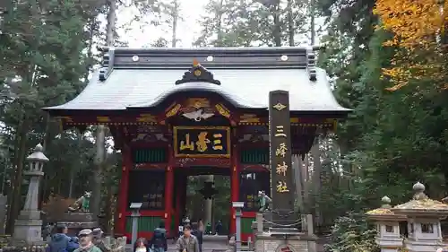 三峯神社の山門