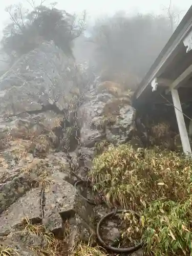 石鎚神社頂上社の{uncategorized: "未分類", other: "その他", undefined: "問題あり", building: "その他建物", grave: "お墓", sacred_gate: "鳥居", guardian: "狛犬", statue: "像", buddha: "仏像", history: "歴史", nature: "自然", garden: "庭園", animal: "動物", pagoda: "塔", temizu: "手水舎", mountain_gate: "山門・神門", sanctuary: "本殿・本堂", subordinate: "末社・摂社", art: "芸術", scenery: "景色", jizo: "地蔵", ema: "絵馬", goshuin: "御朱印", omikuji: "おみくじ", items: "授与品その他", amulet: "お守り", goshuincho: "御朱印帳", eats: "食事", festival: "お祭り", votive_dance: "神楽", shichigosan: "七五三参", wedding: "結婚式", experience: "体験その他", initially: "初詣", around: "周辺", anti_infection: "感染症対策"}