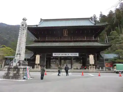 久遠寺の山門