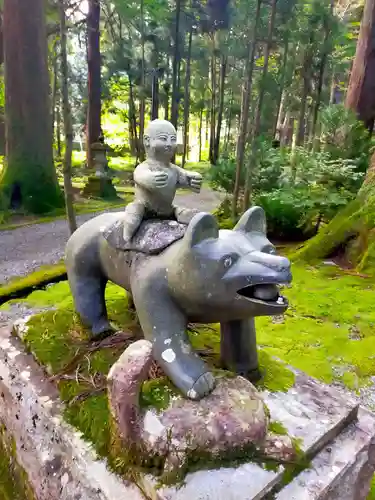 雄山神社中宮祈願殿の像