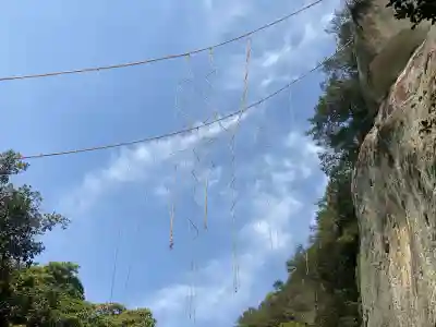 花窟神社の{uncategorized: "未分類", other: "その他", undefined: "問題あり", building: "その他建物", grave: "お墓", sacred_gate: "鳥居", guardian: "狛犬", statue: "像", buddha: "仏像", history: "歴史", nature: "自然", garden: "庭園", animal: "動物", pagoda: "塔", temizu: "手水舎", mountain_gate: "山門・神門", sanctuary: "本殿・本堂", subordinate: "末社・摂社", art: "芸術", scenery: "景色", jizo: "地蔵", ema: "絵馬", goshuin: "御朱印", omikuji: "おみくじ", items: "授与品その他", amulet: "お守り", goshuincho: "御朱印帳", eats: "食事", festival: "お祭り", votive_dance: "神楽", shichigosan: "七五三参", wedding: "結婚式", experience: "体験その他", initially: "初詣", around: "周辺", anti_infection: "感染症対策"}