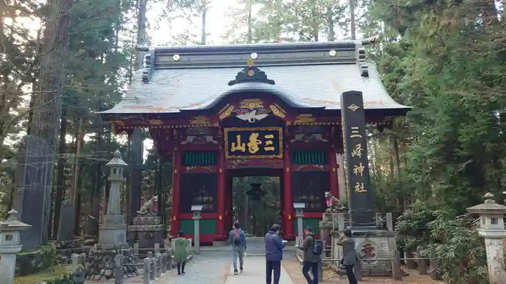 三峯神社の山門・神門