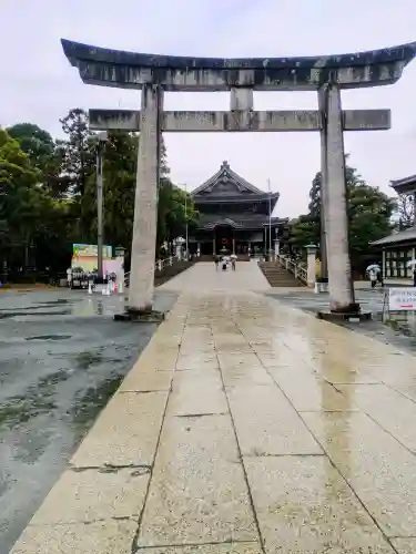 豊川閣　妙厳寺の{uncategorized: "未分類", other: "その他", undefined: "問題あり", building: "その他建物", grave: "お墓", sacred_gate: "鳥居", guardian: "狛犬", statue: "像", buddha: "仏像", history: "歴史", nature: "自然", garden: "庭園", animal: "動物", pagoda: "塔", temizu: "手水舎", mountain_gate: "山門・神門", sanctuary: "本殿・本堂", subordinate: "末社・摂社", art: "芸術", scenery: "景色", jizo: "地蔵", ema: "絵馬", goshuin: "御朱印", omikuji: "おみくじ", items: "授与品その他", amulet: "お守り", goshuincho: "御朱印帳", eats: "食事", festival: "お祭り", votive_dance: "神楽", shichigosan: "七五三参", wedding: "結婚式", experience: "体験その他", initially: "初詣", around: "周辺", anti_infection: "感染症対策"}