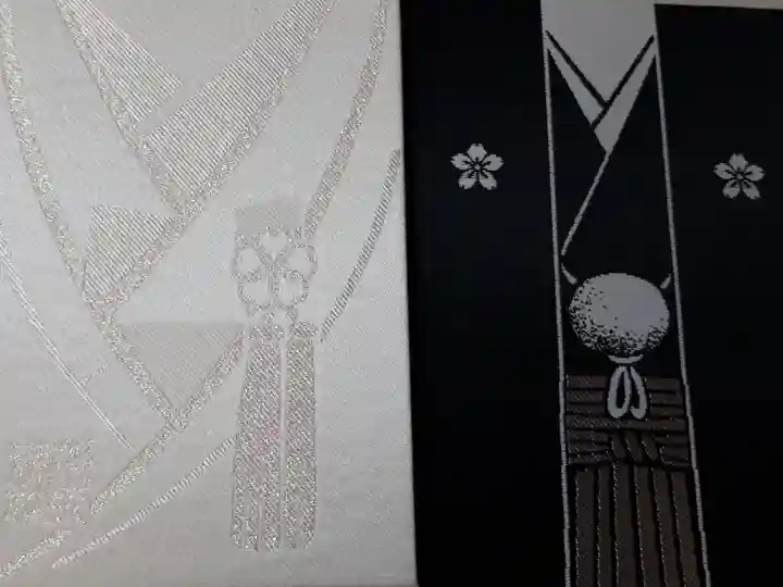 いい夫婦の日 御朱印帳です。
白無垢と袴の御朱印帳。素敵です。
どちらを表紙にしてもいいそうです。