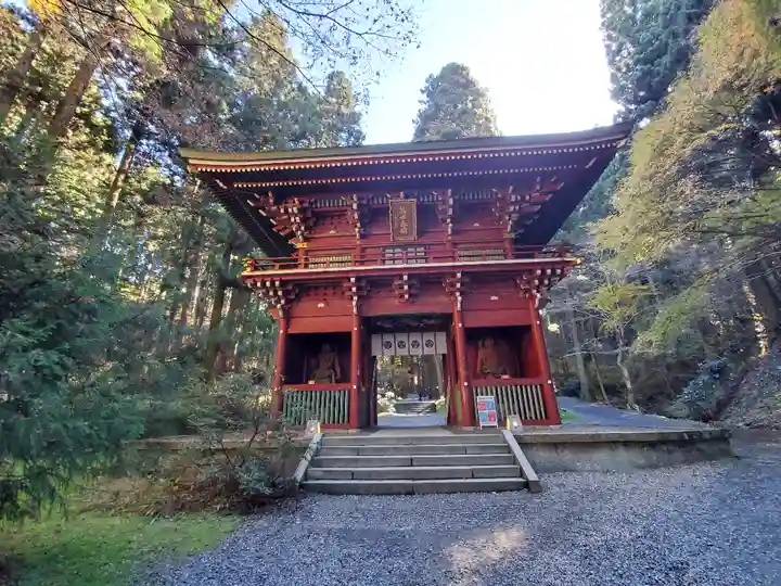 御岩神社の山門・神門