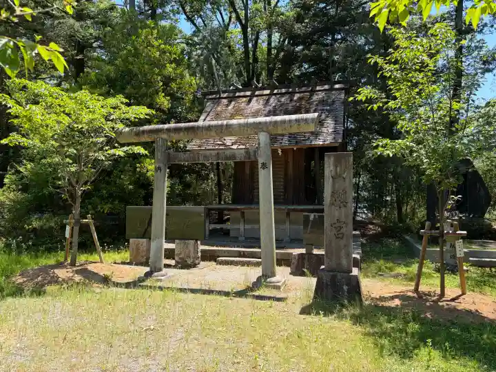 山梨縣護國神社の{uncategorized: "未分類", other: "その他", undefined: "問題あり", building: "その他建物", grave: "お墓", sacred_gate: "鳥居", guardian: "狛犬", statue: "像", buddha: "仏像", history: "歴史", nature: "自然", garden: "庭園", animal: "動物", pagoda: "塔", temizu: "手水舎", mountain_gate: "山門・神門", sanctuary: "本殿・本堂", subordinate: "末社・摂社", art: "芸術", scenery: "景色", jizo: "地蔵", ema: "絵馬", goshuin: "御朱印", omikuji: "おみくじ", items: "授与品その他", amulet: "お守り", goshuincho: "御朱印帳", eats: "食事", festival: "お祭り", votive_dance: "神楽", shichigosan: "七五三参", wedding: "結婚式", experience: "体験その他", initially: "初詣", around: "周辺", anti_infection: "感染症対策"}