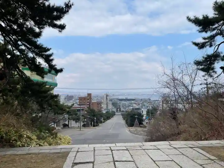 函館護國神社の{uncategorized: "未分類", other: "その他", undefined: "問題あり", building: "その他建物", grave: "お墓", sacred_gate: "鳥居", guardian: "狛犬", statue: "像", buddha: "仏像", history: "歴史", nature: "自然", garden: "庭園", animal: "動物", pagoda: "塔", temizu: "手水舎", mountain_gate: "山門・神門", sanctuary: "本殿・本堂", subordinate: "末社・摂社", art: "芸術", scenery: "景色", jizo: "地蔵", ema: "絵馬", goshuin: "御朱印", omikuji: "おみくじ", items: "授与品その他", amulet: "お守り", goshuincho: "御朱印帳", eats: "食事", festival: "お祭り", votive_dance: "神楽", shichigosan: "七五三参", wedding: "結婚式", experience: "体験その他", initially: "初詣", around: "周辺", anti_infection: "感染症対策"}
