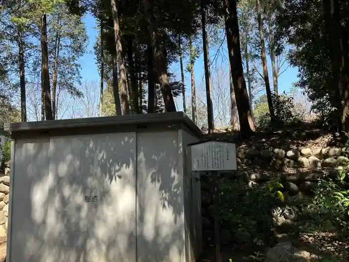 熊野神社(久保一色)の{uncategorized: "未分類", other: "その他", undefined: "問題あり", building: "その他建物", grave: "お墓", sacred_gate: "鳥居", guardian: "狛犬", statue: "像", buddha: "仏像", history: "歴史", nature: "自然", garden: "庭園", animal: "動物", pagoda: "塔", temizu: "手水舎", mountain_gate: "山門・神門", sanctuary: "本殿・本堂", subordinate: "末社・摂社", art: "芸術", scenery: "景色", jizo: "地蔵", ema: "絵馬", goshuin: "御朱印", omikuji: "おみくじ", items: "授与品その他", amulet: "お守り", goshuincho: "御朱印帳", eats: "食事", festival: "お祭り", votive_dance: "神楽", shichigosan: "七五三参", wedding: "結婚式", experience: "体験その他", initially: "初詣", around: "周辺", anti_infection: "感染症対策"}
