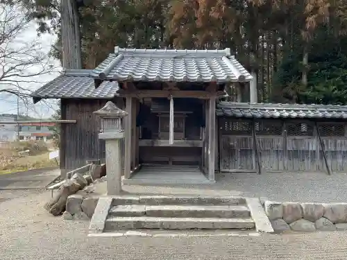 八幡神社(水口町新城)の{uncategorized: "未分類", other: "その他", undefined: "問題あり", building: "その他建物", grave: "お墓", sacred_gate: "鳥居", guardian: "狛犬", statue: "像", buddha: "仏像", history: "歴史", nature: "自然", garden: "庭園", animal: "動物", pagoda: "塔", temizu: "手水舎", mountain_gate: "山門・神門", sanctuary: "本殿・本堂", subordinate: "末社・摂社", art: "芸術", scenery: "景色", jizo: "地蔵", ema: "絵馬", goshuin: "御朱印", omikuji: "おみくじ", items: "授与品その他", amulet: "お守り", goshuincho: "御朱印帳", eats: "食事", festival: "お祭り", votive_dance: "神楽", shichigosan: "七五三参", wedding: "結婚式", experience: "体験その他", initially: "初詣", around: "周辺", anti_infection: "感染症対策"}