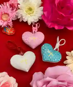 昨年より授与致しております叶守に新色の浅葱(あさぎ)色登場です✨
御守は肌守とも言われております。
日頃身近なカバン等につけやすいようにチャーム型で奉製しました✨
お持ちいただく方の願いが叶いますように‥金井の大神様の御利益と可愛さの詰まった御守となっております🌸✨
#金井神社 #叶の宮 #叶 #御守り #おまもり #神社 #神社仏閣 #花手水 #ハート #可愛い #御朱印 #叶守 #おみくじ