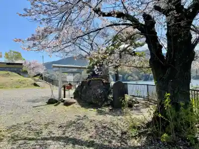 御供岩の{uncategorized: "未分類", other: "その他", undefined: "問題あり", building: "その他建物", grave: "お墓", sacred_gate: "鳥居", guardian: "狛犬", statue: "像", buddha: "仏像", history: "歴史", nature: "自然", garden: "庭園", animal: "動物", pagoda: "塔", temizu: "手水舎", mountain_gate: "山門・神門", sanctuary: "本殿・本堂", subordinate: "末社・摂社", art: "芸術", scenery: "景色", jizo: "地蔵", ema: "絵馬", goshuin: "御朱印", omikuji: "おみくじ", items: "授与品その他", amulet: "お守り", goshuincho: "御朱印帳", eats: "食事", festival: "お祭り", votive_dance: "神楽", shichigosan: "七五三参", wedding: "結婚式", experience: "体験その他", initially: "初詣", around: "周辺", anti_infection: "感染症対策"}