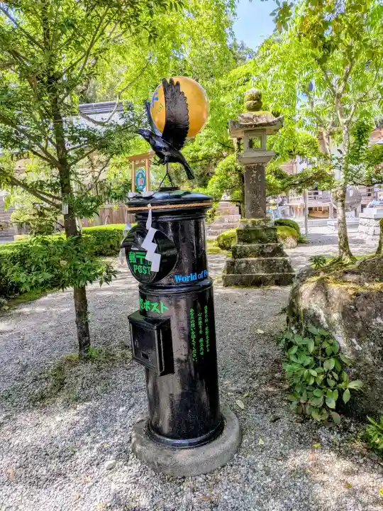 熊野本宮大社の{uncategorized: "未分類", other: "その他", undefined: "問題あり", building: "その他建物", grave: "お墓", sacred_gate: "鳥居", guardian: "狛犬", statue: "像", buddha: "仏像", history: "歴史", nature: "自然", garden: "庭園", animal: "動物", pagoda: "塔", temizu: "手水舎", mountain_gate: "山門・神門", sanctuary: "本殿・本堂", subordinate: "末社・摂社", art: "芸術", scenery: "景色", jizo: "地蔵", ema: "絵馬", goshuin: "御朱印", omikuji: "おみくじ", items: "授与品その他", amulet: "お守り", goshuincho: "御朱印帳", eats: "食事", festival: "お祭り", votive_dance: "神楽", shichigosan: "七五三参", wedding: "結婚式", experience: "体験その他", initially: "初詣", around: "周辺", anti_infection: "感染症対策"}