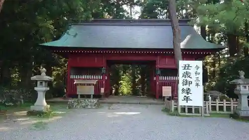 出羽神社(出羽三山神社)～三神合祭殿～の山門・神門