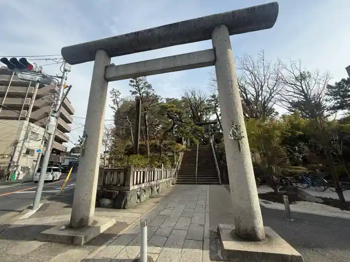 意富比神社の{uncategorized: "未分類", other: "その他", undefined: "問題あり", building: "その他建物", grave: "お墓", sacred_gate: "鳥居", guardian: "狛犬", statue: "像", buddha: "仏像", history: "歴史", nature: "自然", garden: "庭園", animal: "動物", pagoda: "塔", temizu: "手水舎", mountain_gate: "山門・神門", sanctuary: "本殿・本堂", subordinate: "末社・摂社", art: "芸術", scenery: "景色", jizo: "地蔵", ema: "絵馬", goshuin: "御朱印", omikuji: "おみくじ", items: "授与品その他", amulet: "お守り", goshuincho: "御朱印帳", eats: "食事", festival: "お祭り", votive_dance: "神楽", shichigosan: "七五三参", wedding: "結婚式", experience: "体験その他", initially: "初詣", around: "周辺", anti_infection: "感染症対策"}