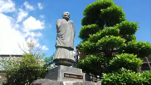 泉蔵寺の像