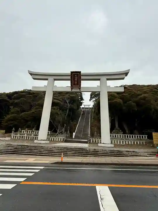 大洗磯前神社の{uncategorized: "未分類", other: "その他", undefined: "問題あり", building: "その他建物", grave: "お墓", sacred_gate: "鳥居", guardian: "狛犬", statue: "像", buddha: "仏像", history: "歴史", nature: "自然", garden: "庭園", animal: "動物", pagoda: "塔", temizu: "手水舎", mountain_gate: "山門・神門", sanctuary: "本殿・本堂", subordinate: "末社・摂社", art: "芸術", scenery: "景色", jizo: "地蔵", ema: "絵馬", goshuin: "御朱印", omikuji: "おみくじ", items: "授与品その他", amulet: "お守り", goshuincho: "御朱印帳", eats: "食事", festival: "お祭り", votive_dance: "神楽", shichigosan: "七五三参", wedding: "結婚式", experience: "体験その他", initially: "初詣", around: "周辺", anti_infection: "感染症対策"}
