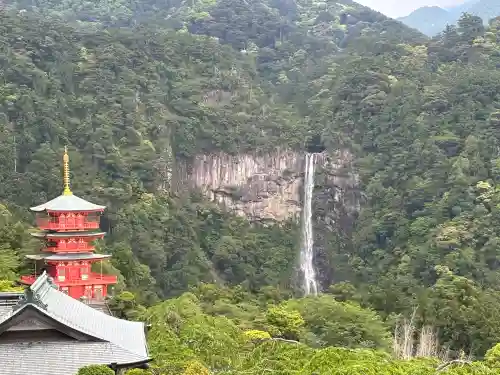 熊野那智大社の{uncategorized: "未分類", other: "その他", undefined: "問題あり", building: "その他建物", grave: "お墓", sacred_gate: "鳥居", guardian: "狛犬", statue: "像", buddha: "仏像", history: "歴史", nature: "自然", garden: "庭園", animal: "動物", pagoda: "塔", temizu: "手水舎", mountain_gate: "山門・神門", sanctuary: "本殿・本堂", subordinate: "末社・摂社", art: "芸術", scenery: "景色", jizo: "地蔵", ema: "絵馬", goshuin: "御朱印", omikuji: "おみくじ", items: "授与品その他", amulet: "お守り", goshuincho: "御朱印帳", eats: "食事", festival: "お祭り", votive_dance: "神楽", shichigosan: "七五三参", wedding: "結婚式", experience: "体験その他", initially: "初詣", around: "周辺", anti_infection: "感染症対策"}